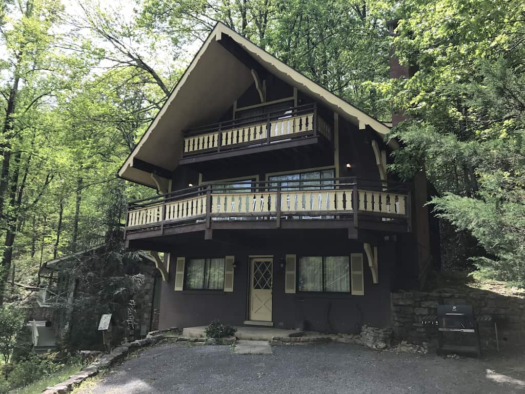 gatlinburg cabins with pool table and hot tub