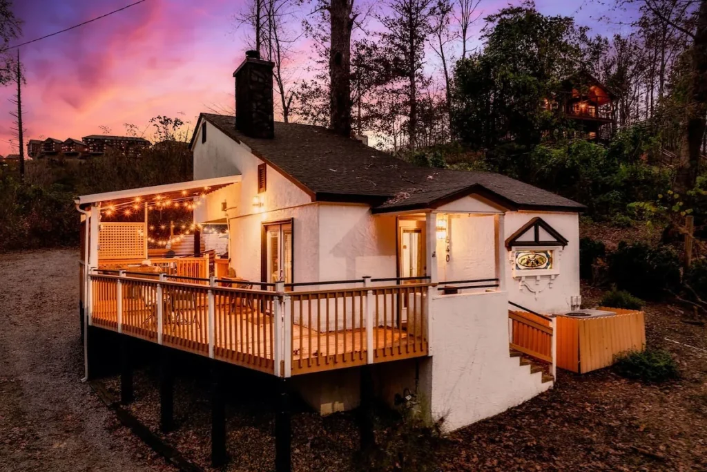 Outlander Couples Cottage cabin 1