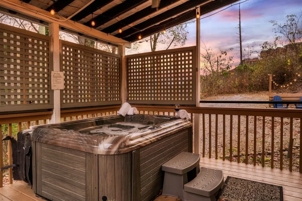 Outlander Couples Cottage hot tub