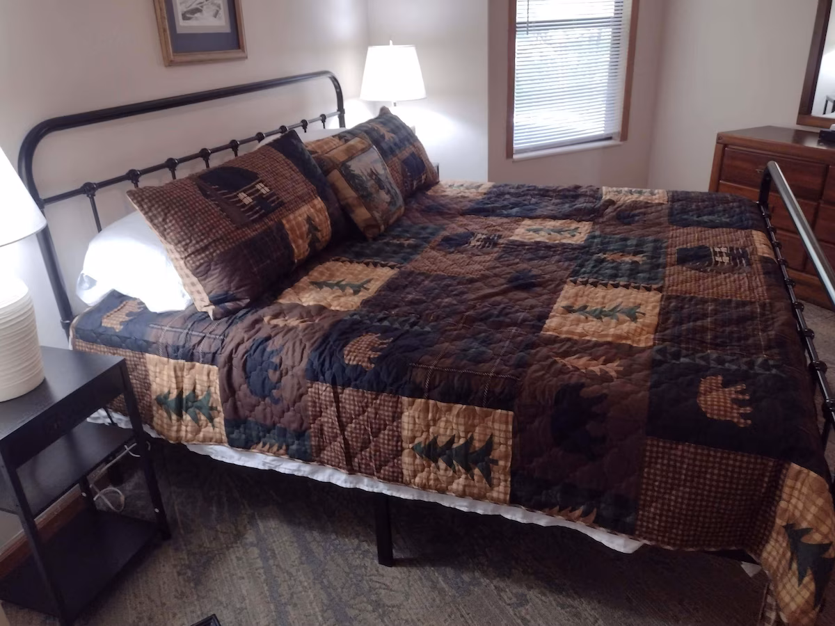 Smoky Mountain Vista Hideaway cabin room 1