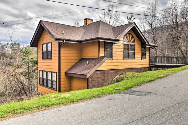 gatlinburg-gatweay-pool-table-mountnain-view